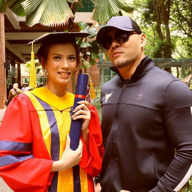 Tak lama setelah itu, Deddy Corbuzier tampak menghadiri wisuda Sabrina Chairunnisa, yang meraih gelar Magister Ilmu Komunikasi di Universitas Pelita Harapan. Foto: Instagram