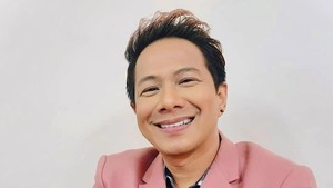 Penyanyi Delon Thamrin mengaku ketagihan menyanyi dangdut. Foto: dok instagram Delon Thamrin