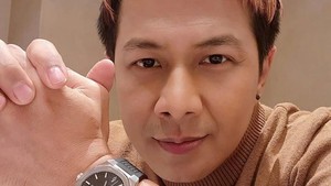 Iya waktu itu nyanyi di acara off air biar seru saja sih, coba deh nyanyi dangdut. Eh akhirnya happy ya, ternyata bisa bikin ketagihan ya kalau nyanyi dangdut, ungkapnya di studio Brownis, Trans TV, Jakarta Selatan, Rabu (29/10/2025). Foto: dok instagram Delon Thamrin