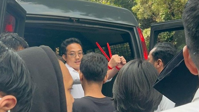 Delpedro Marhaen, tersangka kasus penghasutan dilimpahkan ke Kejati DKI. Delpedro Marhaen, tersangka kasus penghasutan dilimpahkan ke Kejati DKI.