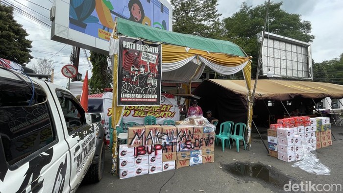 Penampakan posko Masyarakat Pati Bersatu yang menerima donasi air mineral, Rabu (29/10/2025).