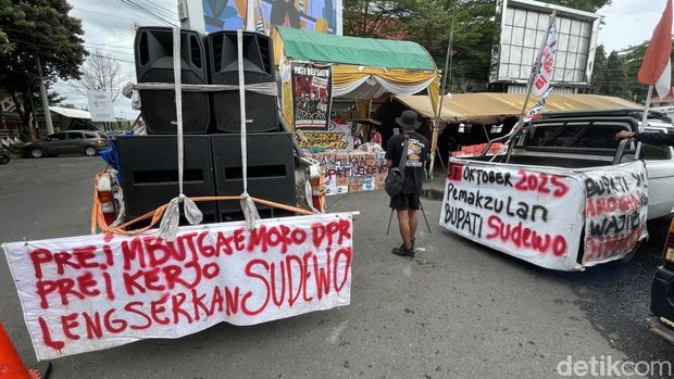 Demo Bupati Pati Penampakan posko Masyarakat Pati Bersatu yang menerima donasi air mineral, Rabu (29/10/2025).