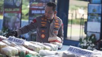 Kapolri menjelaskan selama periode Oktober 2024 sampai Oktober 2025, Polri mengungkap 49.306 kasus narkoba yang melibatkan 65.572 tersangka. Dari pengungkapan kasus ini, narkoba yang disita total beratnya 214,84 ton.