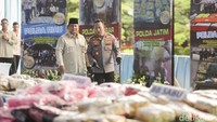 Prabowo didampingi Kapolri Jenderal Listyo Sigit Prabowo saat prosesi pemusnahan barang bukti narkoba.
