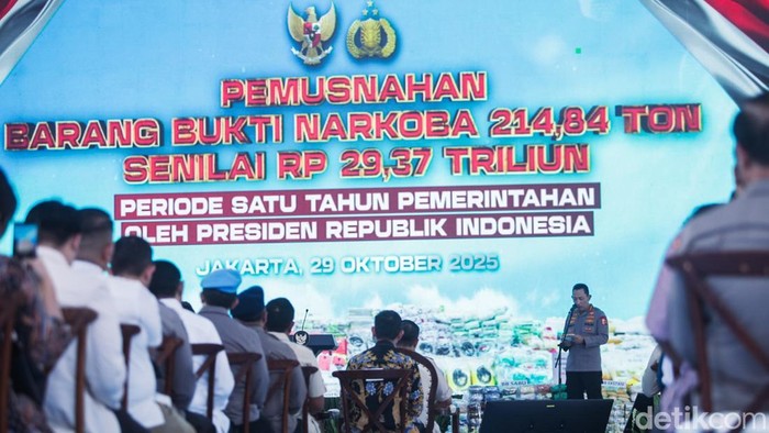 Presiden Prabowo Subianto memimpin pemusnahan narkoba sebeerat 214,84 ton senilai Rp 29,37 triliun di Lapangan Bhayangkara Polri, Jakarta, Rabu (29/10/2025).