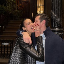 Momen Romantis Dua Lipa dan Callum Turner Liburan Bareng Momen Romantis Dua Lipa dan Callum Turner Liburan Bareng