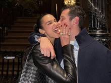 Momen Romantis Dua Lipa dan Callum Turner Liburan Bareng
