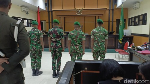 Empat terdakwa kematian Prada Lucky saat sidang  di Pengadilan Militer III-15 Kupang, Rabu (29/10/2025).