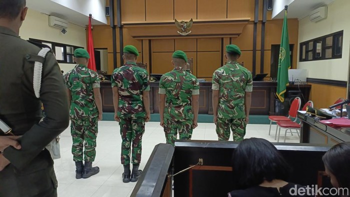 Empat Terdakwa Empat terdakwa kematian Prada Lucky saat sidang  di Pengadilan Militer III-15 Kupang, Rabu (29/10/2025).