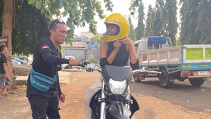 Untuk bisa lancar mengendarai motor dengan tranmisi manual tentu butuh beberapa kali penyesuaian bagi Eva Celia. Foto: Instagram Eva Celia