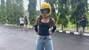 Eva Celia bersiap untuk latihan mengendarai motor dengan transmisi manual. Foto: Instagram Eva Celia
