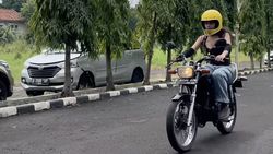 Ngeeng! Eva Celia Naik RX-King dan Nyetir Truk