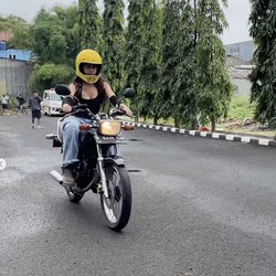 Ngeeng! Eva Celia Naik RX-King dan Nyetir Truk