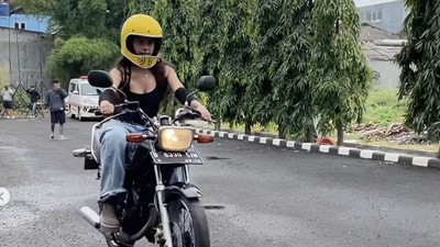 Ngeeng! Eva Celia Naik RX-King dan Nyetir Truk