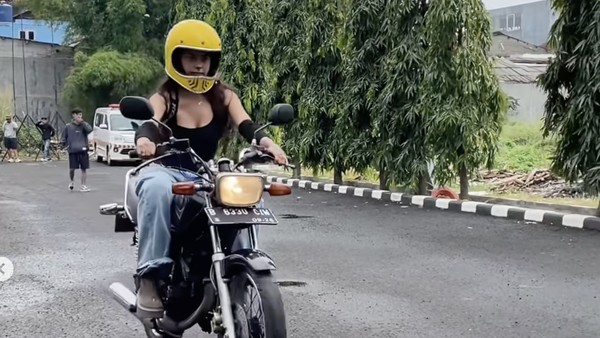 Ngeeng! Eva Celia Naik RX-King dan Nyetir Truk
