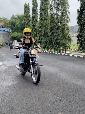 Ngeeng! Eva Celia Naik RX-King dan Nyetir Truk Ngeeng! Eva Celia Naik RX-King dan Nyetir Truk