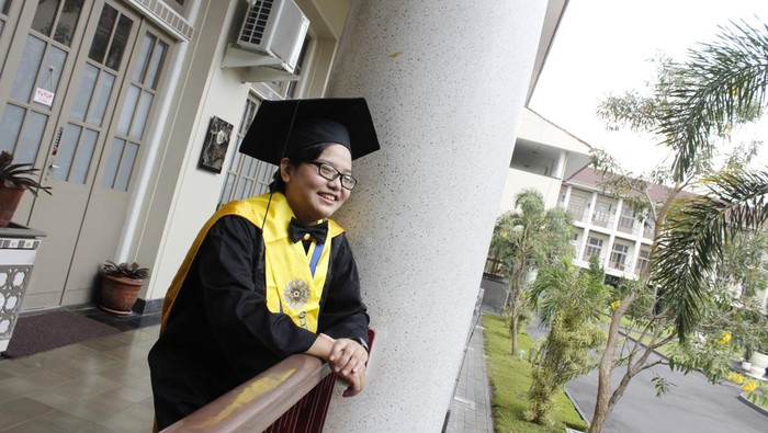 Felicia saat wisuda S2-nya