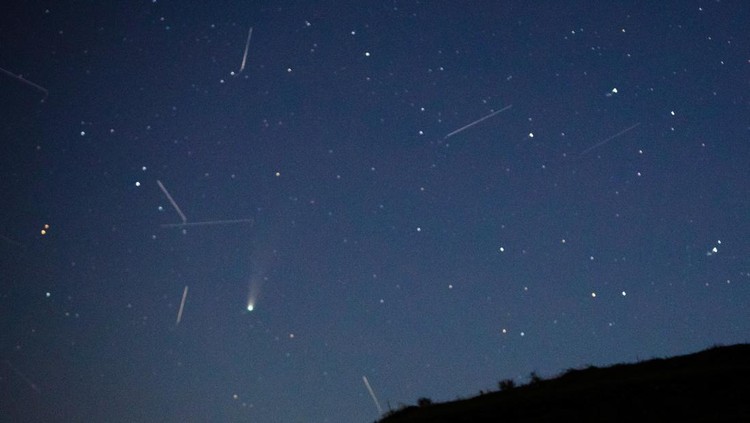 Fenomena Langka Komet Lemmon Terlihat di Langit Eropa Comet C/2025 A6 (Lemmon) and satellite trails illuminate the night sky above Skopska Crna Gora mountain, North Macedonia, October 28, 2025. REUTERS/Ognen Teofilovski     TPX IMAGES OF THE DAY