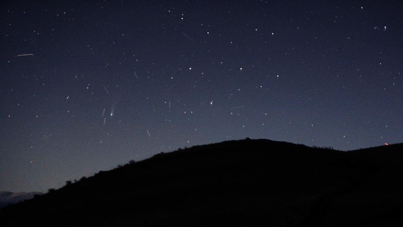 Comet C/2025 A6 (Lemmon) and satellite trails illuminate the night sky above Skopska Crna Gora mountain, North Macedonia, October 28, 2025. REUTERS/Ognen Teofilovski     TPX IMAGES OF THE DAY