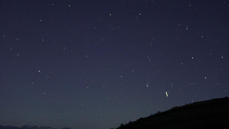 Comet C/2025 A6 (Lemmon) and satellite trails illuminate the night sky above Skopska Crna Gora mountain, North Macedonia, October 28, 2025. REUTERS/Ognen Teofilovski     TPX IMAGES OF THE DAY