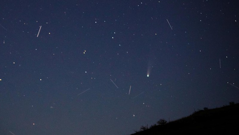 Comet C/2025 A6 (Lemmon) and satellite trails illuminate the night sky above Skopska Crna Gora mountain, North Macedonia, October 28, 2025. REUTERS/Ognen Teofilovski     TPX IMAGES OF THE DAY