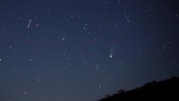 Fenomena Langka Komet Lemmon Terlihat di Langit Eropa Comet C/2025 A6 (Lemmon) and satellite trails illuminate the night sky above Skopska Crna Gora mountain, North Macedonia, October 28, 2025. REUTERS/Ognen Teofilovski     TPX IMAGES OF THE DAY