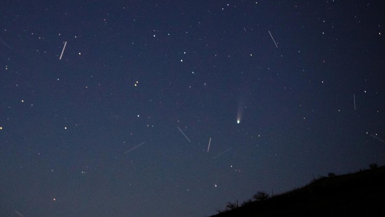 Fenomena Langka Komet Lemmon Terlihat di Langit Eropa Comet C/2025 A6 (Lemmon) and satellite trails illuminate the night sky above Skopska Crna Gora mountain, North Macedonia, October 28, 2025. REUTERS/Ognen Teofilovski     TPX IMAGES OF THE DAY