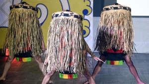 Sejumlah penari dari Sanggar Tari Delta Mahakam membawakan tarian Peludo Ngan Alam Kelunan saat mengikuti Festival Kudungga 2025 di Taman Budaya Provinsi Kalimantan Timur di Samarinda, Selasa (28/10/2025). Foto: ANTARA FOTO/M RISYAL HIDAYAT