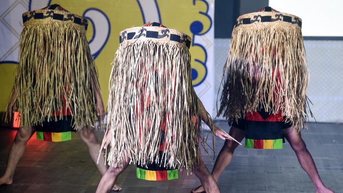 Festival Kudungga 2025 Sejumlah penari dari Sanggar Seni Benuo Taka membawakan tarian Nyingke Iden saat mengikuti Festival Kudungga 2025 di Taman Budaya Provinsi Kalimantan Timur di Samarinda, Selasa (28/10/2025). Festival sebagai wujud pelestarian dan penguatan seni budaya Kalimantan Timur itu diikuti 19 peserta dari kategori umum dan 11 peserta dari kategori pelajar. ANTARA FOTO/M Risyal Hidayat/foc.