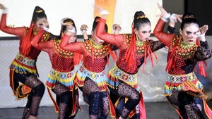 Sejumlah penari dari Kalong Banua membawakan tarian Ba.Ra saat mengikuti Festival Kudungga 2025 di Taman Budaya Provinsi Kalimantan Timur di Samarinda, Selasa (28/10/2025). Foto: ANTARA FOTO/M RISYAL HIDAYAT