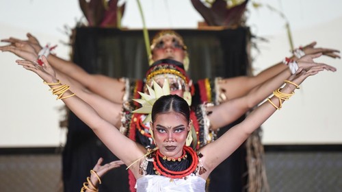 Sejumlah penari dari Sanggar Seni Benuo Taka membawakan tarian Nyingke Iden saat mengikuti Festival Kudungga 2025 di Taman Budaya Provinsi Kalimantan Timur di Samarinda, Selasa (28/10/2025). Festival sebagai wujud pelestarian dan penguatan seni budaya Kalimantan Timur itu diikuti 19 peserta dari kategori umum dan 11 peserta dari kategori pelajar. ANTARA FOTO/M Risyal Hidayat/foc.