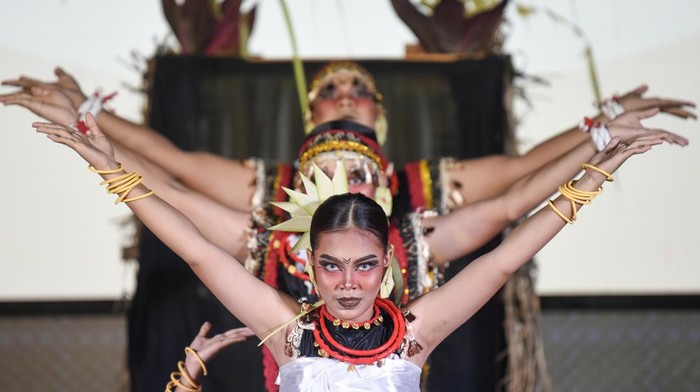 Festival Kudungga 2025 Sejumlah penari dari Sanggar Seni Benuo Taka membawakan tarian Nyingke Iden saat mengikuti Festival Kudungga 2025 di Taman Budaya Provinsi Kalimantan Timur di Samarinda, Selasa (28/10/2025). Festival sebagai wujud pelestarian dan penguatan seni budaya Kalimantan Timur itu diikuti 19 peserta dari kategori umum dan 11 peserta dari kategori pelajar. ANTARA FOTO/M Risyal Hidayat/foc.