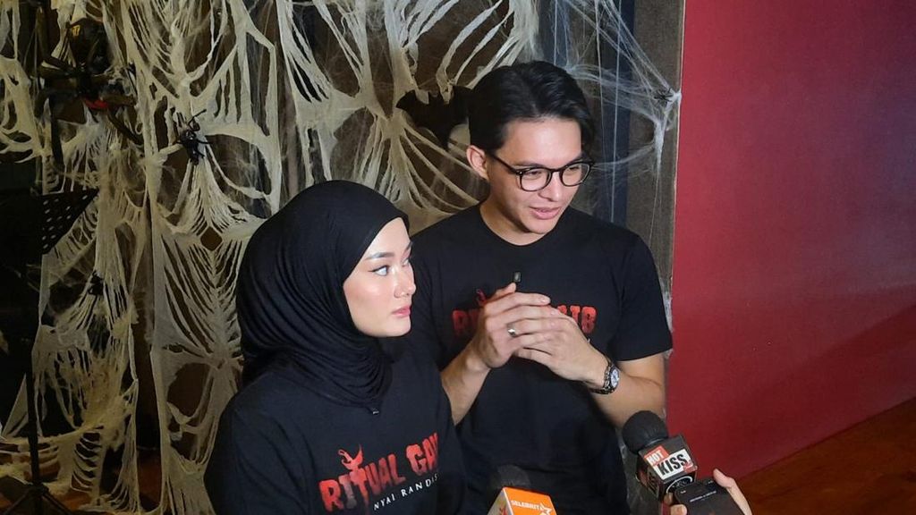 Rey Mbayang dan Dinda Hauw Debut Main Film Horor di Ritual Gaib