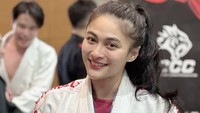 Fina Phillipe yang seorang atlet jiujitsu emosi dibombardir komen negatif terkait keberadaannya di Physical: Asia. Gila ya gue baru bangun ini sudah dibombardir dengan harusnya ini, harusnya itu yang masuk. Men, sudahlah, stop, siapa pun yang masuk ke tim Indo itu kalian harus terima, ujarnya dilihat di Instagram Stories, Rabu (29/10/2025). (Foto: dok Instagram lafinaa)