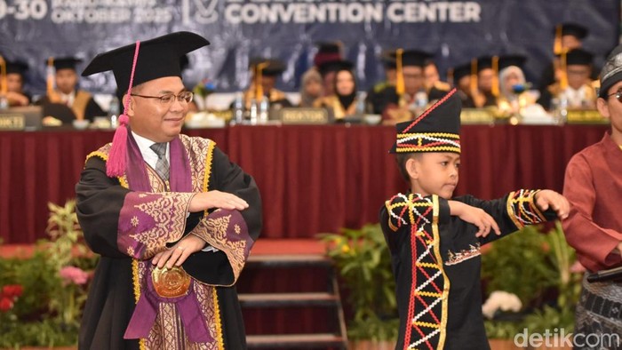 Foto: Dikha menari aura farming bersama Rektor Prof Junaidi (Raja Adil Siregar/detikSumut) Foto: Dikha menari aura farming bersama Rektor Prof Junaidi (Raja Adil Siregar/detikSumut)