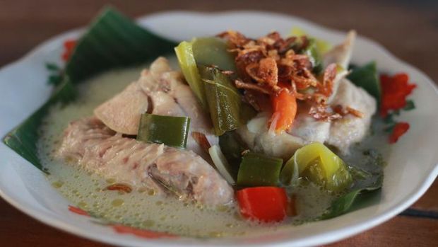 a bowl of Garang Asem, a typical Indonesian food. processed chicken dishes cooked using banana leaves and coconut milk, dominated by sour and spicy flavors.