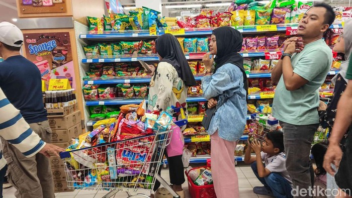 Geliat Belanja Masyarakat Tunjukkan Sinyal Pemulihan Daya Beli Warga berbelanja di salah satu supermarket kawasan Jakarta, Rabu (29/10/2025).
