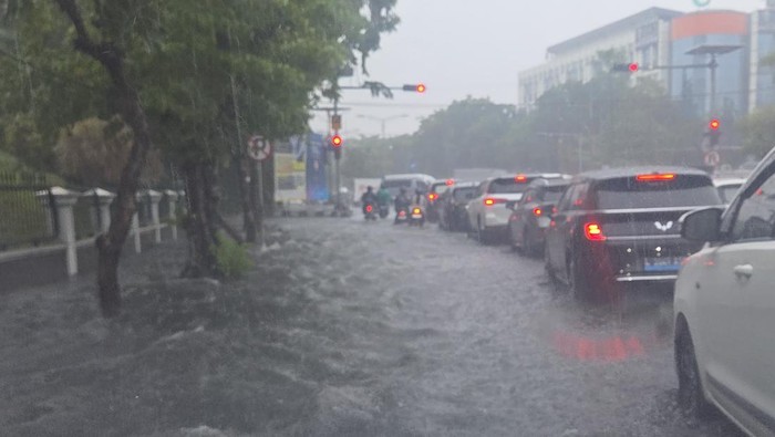 Genangan di Kota Surabaya saat diguyur hujan Genangan di Kota Surabaya saat diguyur hujan
