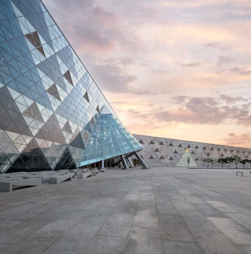 Grand Egyptian Museum (GEM) Grand Egyptian Museum atau Museum Agung Mesir merupakan salah satu museum arkeologi terbesar di dunia dengan desain bangunan yang modern.