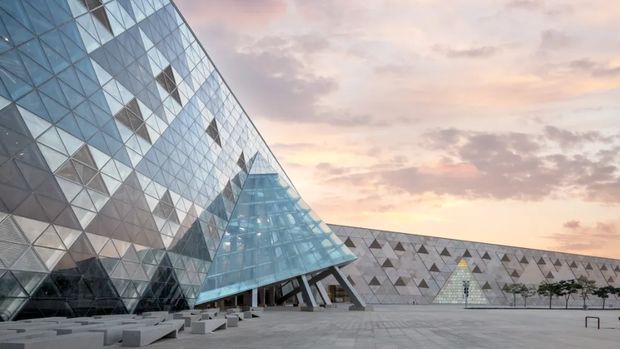 Grand Egyptian Museum atau Museum Agung Mesir merupakan salah satu museum arkeologi terbesar di dunia dengan desain bangunan yang modern.