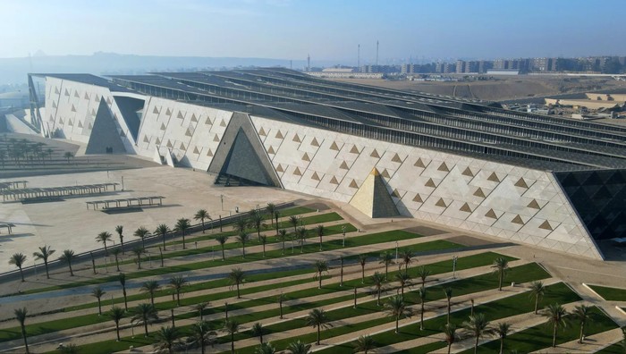 Grand Egyptian Museum (GEM) Grand Egyptian Museum atau Museum Agung Mesir merupakan salah satu museum arkeologi terbesar di dunia dengan desain bangunan yang modern.
