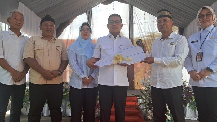 Gubernur Banten Andra Soni mengunjungi Sekolah Khusus (SKh) Negeri 03 Lebak, Kecamatan Malingping. Gubernur Banten Andra Soni mengunjungi Sekolah Khusus (SKh) Negeri 03 Lebak, Kecamatan Malingping.