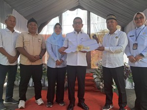 Kunjungi SKh di Lebak, Andra Hibahkan Mobil Operasional dan Janji Perbaiki Jalan