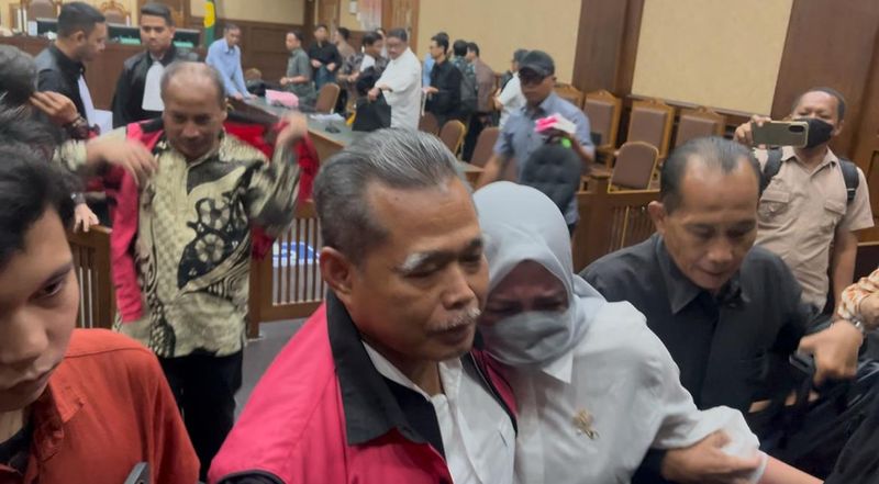 Hakim Djuyamto dan istrinya (Mulia/detikcom) Hakim Djuyamto dan istrinya (Mulia/detikcom)