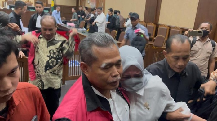 Hakim Djuyamto dan istrinya (Mulia/detikcom) Hakim Djuyamto dan istrinya (Mulia/detikcom)