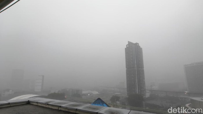 Hujan dengan intensitas tinggi mengguyur Jakarta pada sore ini. Hujan turut disertai angin kencang. (Dhani Irawan/detikcom) Hujan dengan intensitas tinggi mengguyur Jakarta pada sore ini. Hujan turut disertai angin kencang. (Dhani Irawan/detikcom)
