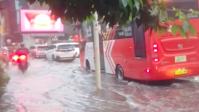 Hujan deras yang mengguyur Jakarta juga sempat memicu genangan di Jalan Raya Kemang, Jaksel. Genangan sempat sampai membuat permukaan jalan tertutup air. (dok Pribadi/Ardansah) Hujan deras yang mengguyur Jakarta juga sempat memicu genangan di Jalan Raya Kemang, Jaksel. Genangan sempat sampai membuat permukaan jalan tertutup air. (dok Pribadi/Ardansah)