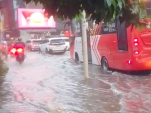 Jalan Raya Kemang Sempat Tergenang, Pemotor Naik Trotoar Cegah Mogok