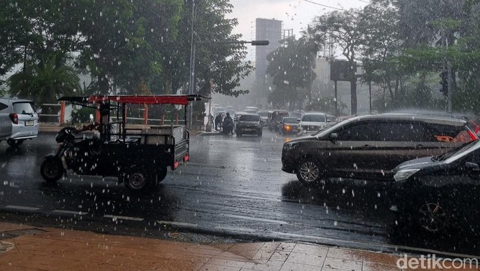 Hujan lebat di tengah Kota Surabaya.