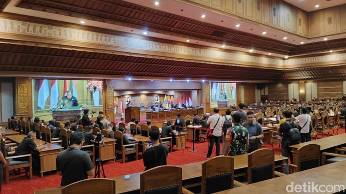 I Made Retha saat memaparkan rancangan Perda Perlindungan dan Penertiban Hewan Penular Rabies (HPR) pada rapat paripurna di DPRD Badung, Rabu (29/10/2025). I Made Retha saat memaparkan rancangan Perda Perlindungan dan Penertiban Hewan Penular Rabies (HPR) pada rapat paripurna di DPRD Badung, Rabu (29/10/2025).